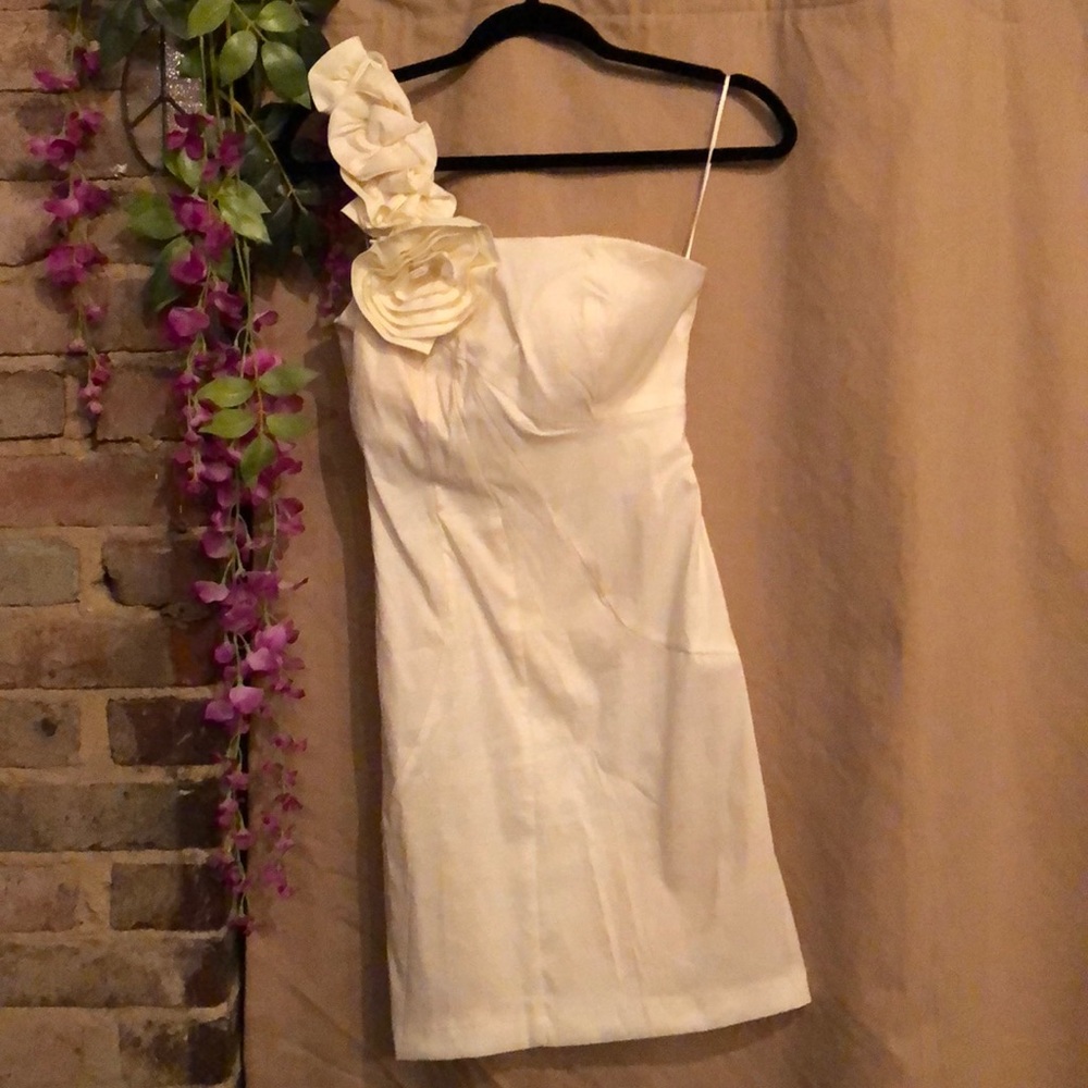 White bodycon asymmetric dress with floral detail